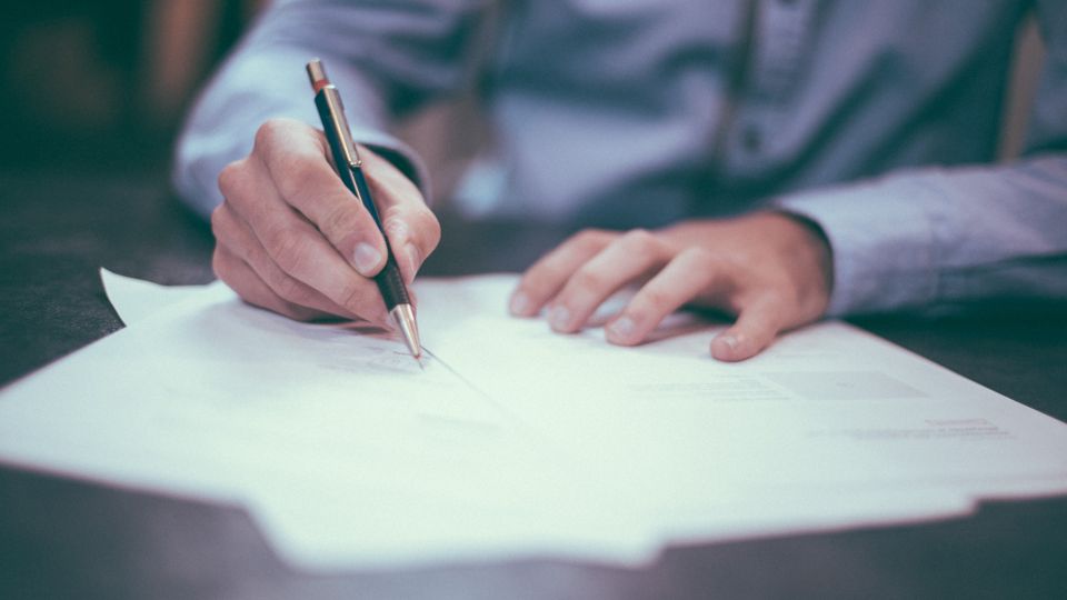 Persona che firma un contratto